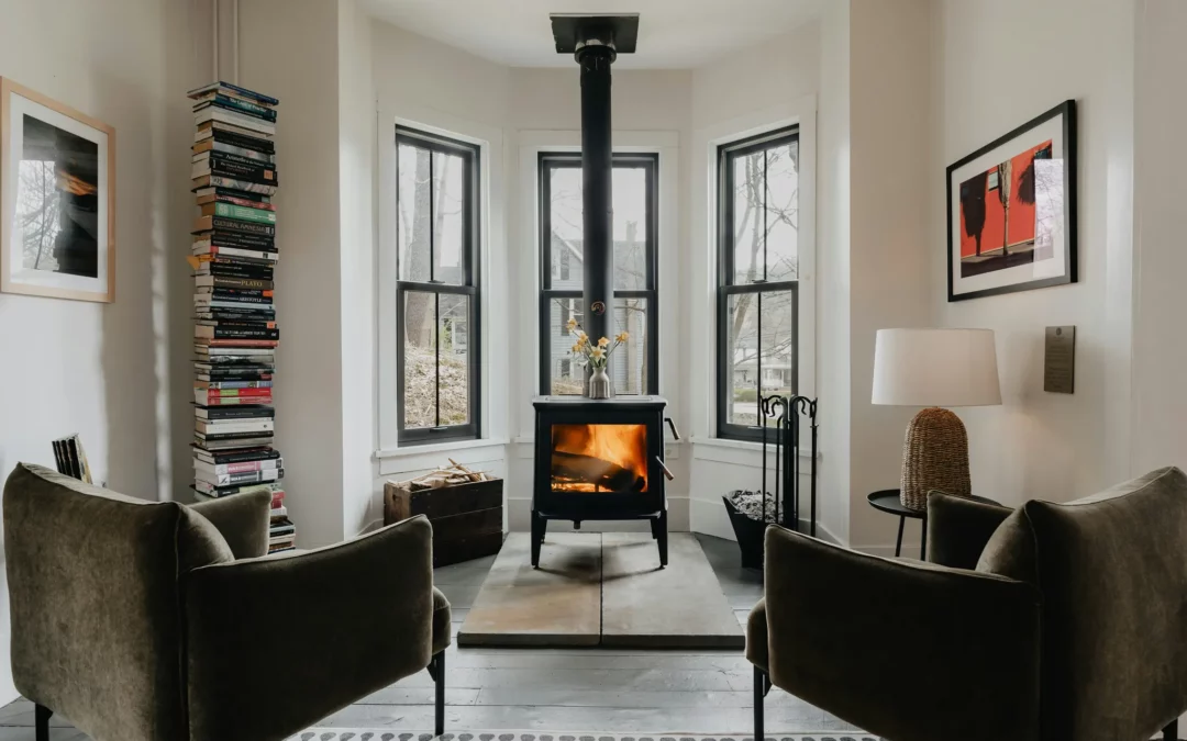 Salon avec une cheminée allumée