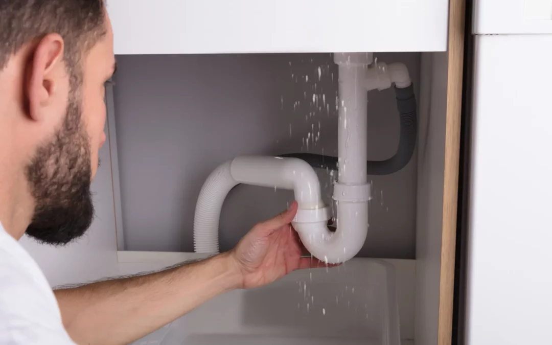 Plombier constatant une fuite d'eau