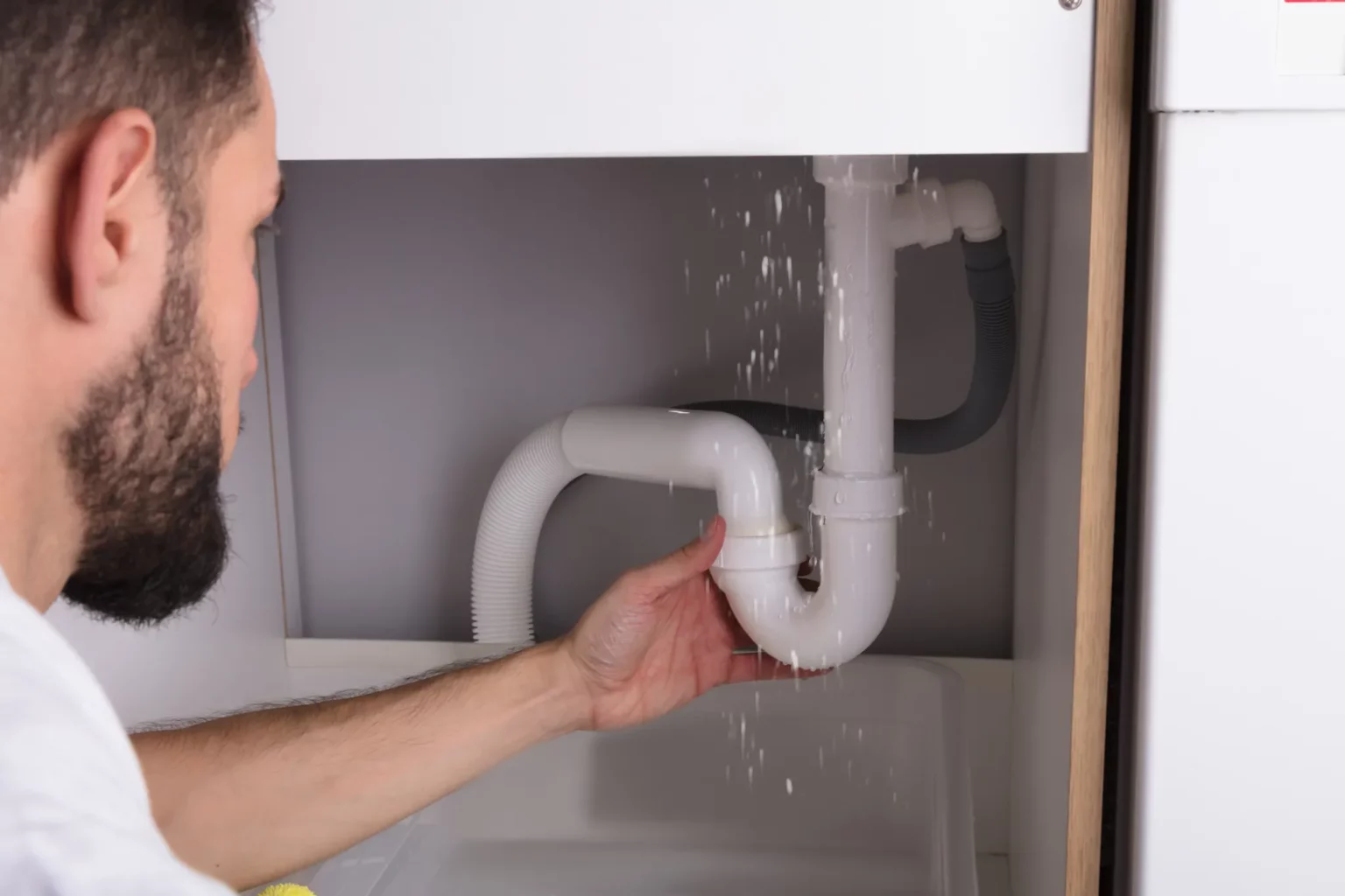 Plombier constatant une fuite d'eau