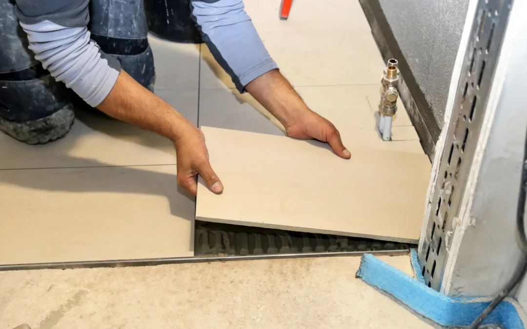 Plombier posant du carrelage