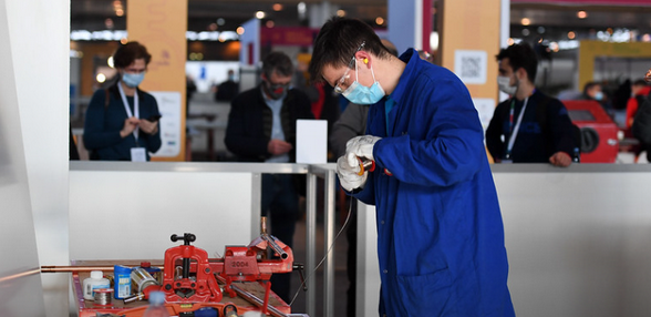 Jeune homme en apprentissage plomberie