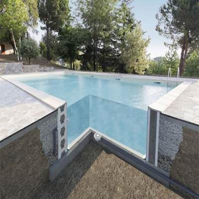 Piscine enterrée en béton en cours d'installation avec raccordements hydrauliques et équipements d'étanchéité.